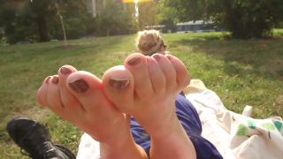 XXXShare Girl With Sunglasses Serves Her Sensitive Soles In Front Of My Public Cam - Linda Blonde Face Fucking - 1