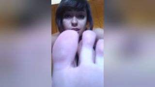 Rola Ebony Teen Takes Off Her Nasty Smelly Shoes And Flaunts Glamour Feet Juicy - 1