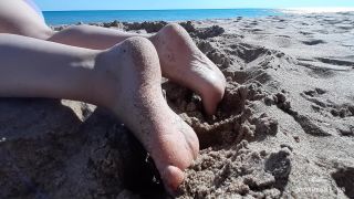 Couple Porn Sexy Barefoot Soles And Toes Teasing On The Sea Beach Free Blow Job - 1