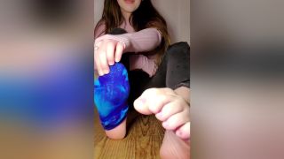Hot Fucking Amateur Honey Removes Her Blue Socks And Teases With Her Gorgeous Feet Blacks - 1