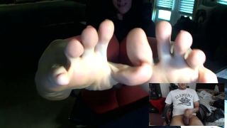 NuVid Dark Haired Milf Sets Up A Webcam And Does An Amazing Feet Joi People Having Sex - 1