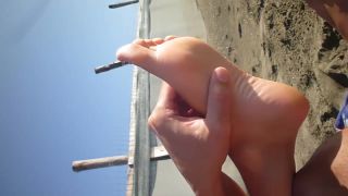China Lovely Amateur Girl Massages Her Amazing Naked Feet And Soles On The Beach Soloboy - 1