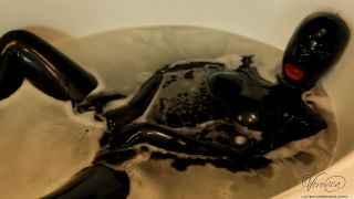 Amateur Vids Bath In Latex Freak - 1