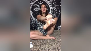 Moms Sexy Latina In Bodysuit Puts Cream On Her Hot Feet With Green Nail Polish SecretShows - 1