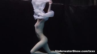 Tanned UnderwaterShow Video: Andrejka Brazil - 2