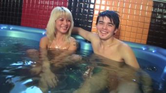 Cousin Sex students feeding golden-haired with rods in the pool Arrecha - 1