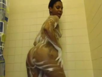 Hardsex ebony teen showers on webcam- NAUGHTYROOMIES . COM Gostosas - 2