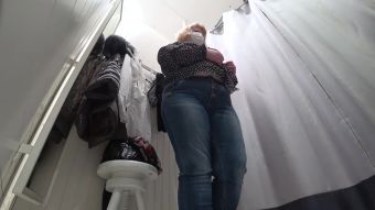 Cachonda A hidden camera in a public fitting room, a fat milf disguises herself. Amature - 2