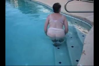 Ride Corpulent granny in nylons plays in the pool Tube77 - 1