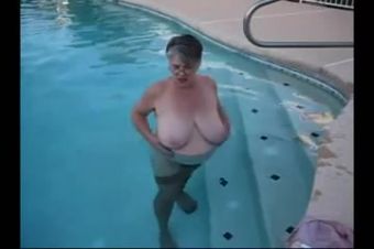 Ride Corpulent granny in nylons plays in the pool Tube77 - 2