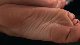 Hotfuck Akiko's Mature Japanese Feet Get Oiled in her Return 4K Closeup - 2
