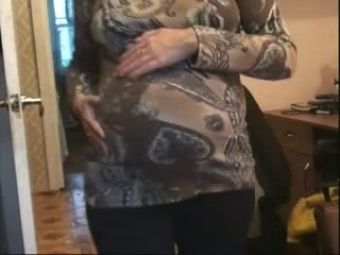 Oralsex Pregnant slut exposing her big tits Peitos - 2